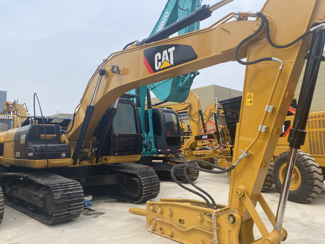 Cat 320D with Hammer