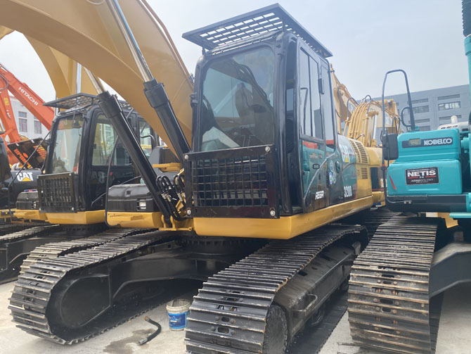 Cat 320D with Hammer