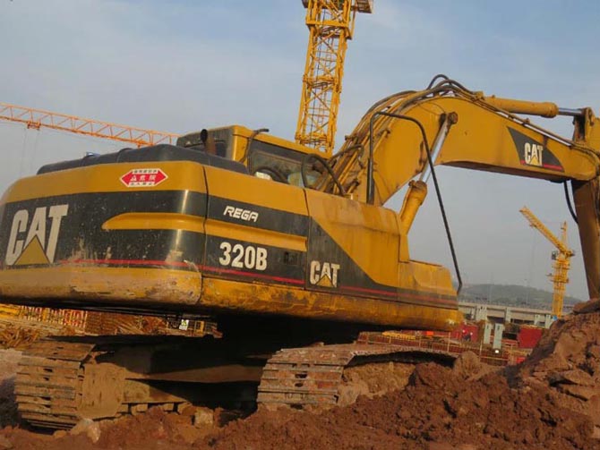 Original 1998 Cat 320B excavator for sale – excellent condition, made in Japan- Rear right side view