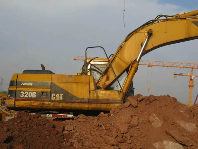 Original 1998 Cat 320B excavator for sale – excellent condition, made in Japan- Right side view