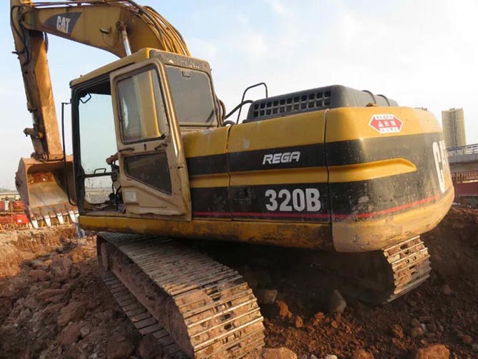 Original 1998 Cat 320B excavator for sale – excellent condition, made in Japan - Left side view
