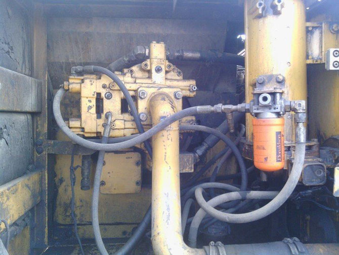 Original 1998 Cat 320B excavator for sale – excellent condition, made in Japan - Pump view