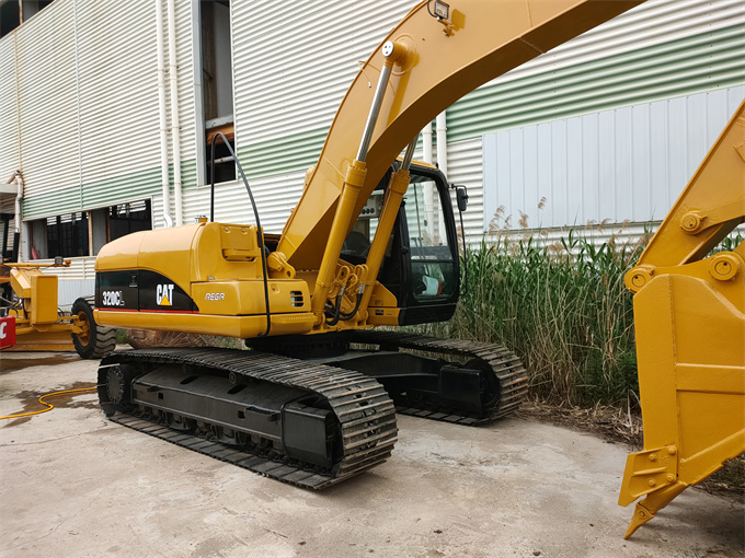 Made in Japan Cat 320CL Excavator with original Cat 3066 engine and original Cat pump - Front  right side view