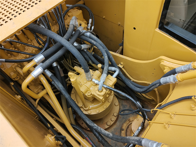 Made in Japan Cat 320CL Excavator with original Cat 3066 engine and original Cat pump - Motor view