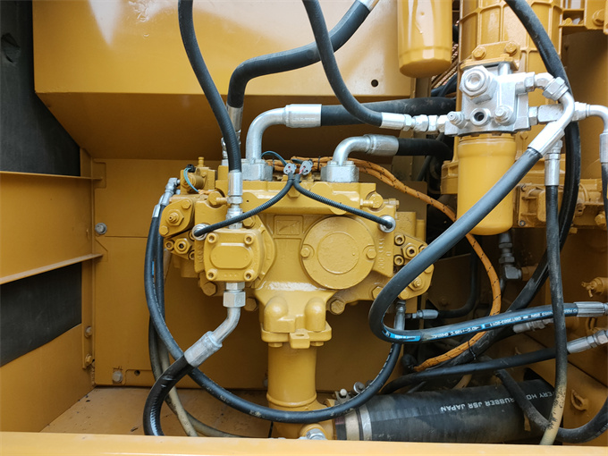 Made in Japan Cat 320CL Excavator with original Cat 3066 engine and original Cat pump  - Pump view