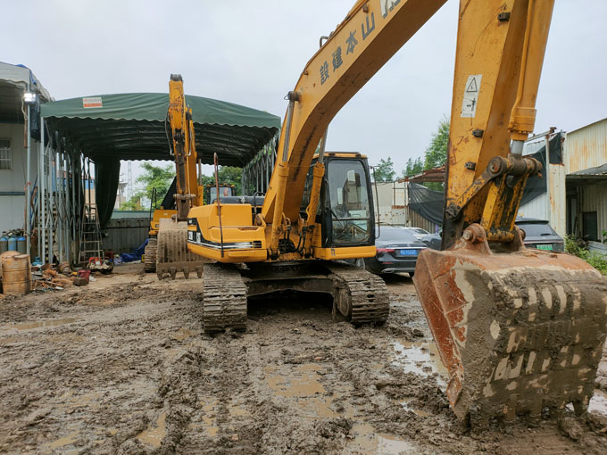 Caterpillar 320B Excavator for sale – 2001 Japan model with 12000 hours, Front right side view