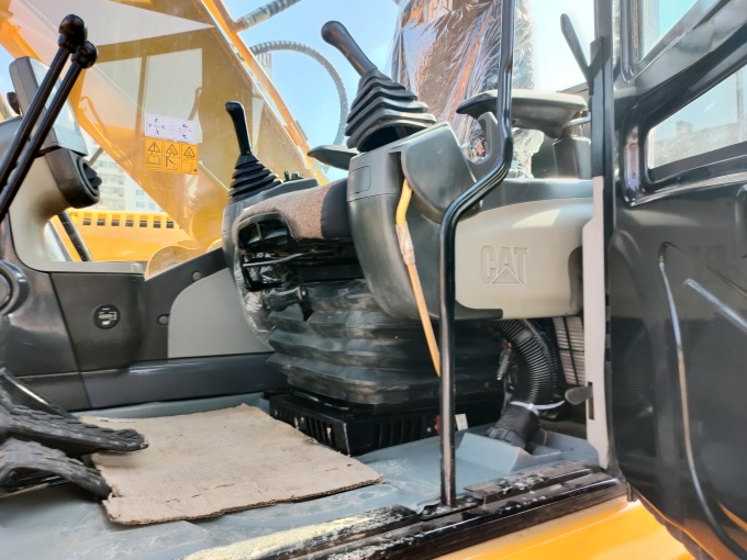 Used Cat 325DL excavator for sale made in Japan - Cabin view