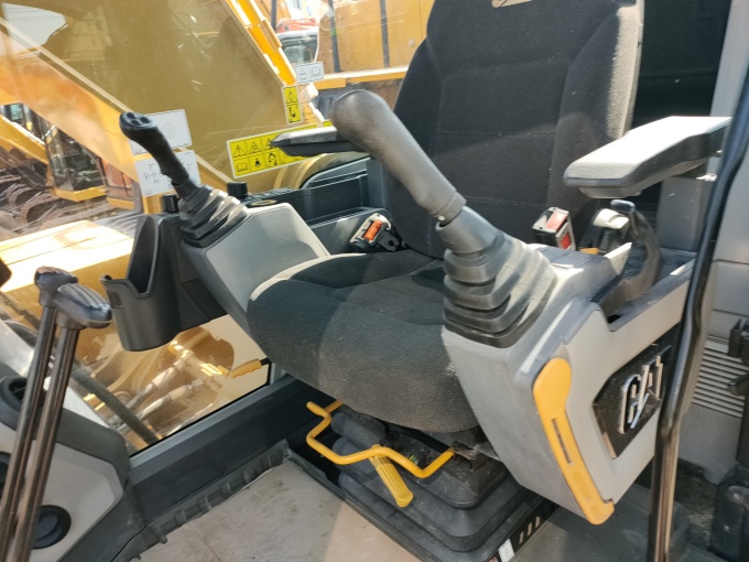 Cat 330GC for sale, 2022 model, 3100 hours, made in Japan - Cabin view