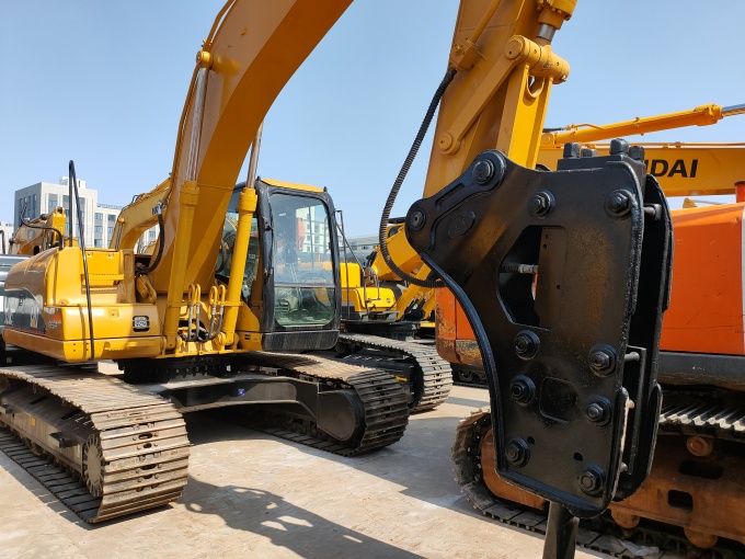 Cat Excavator with Hammer – 2007 Caterpillar 320C - Front right side view