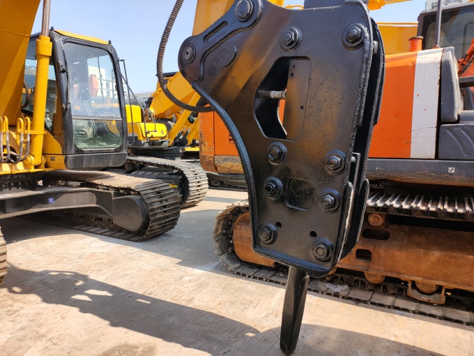Cat Excavator with Hammer – 2007 Caterpillar 320C - Hammer view