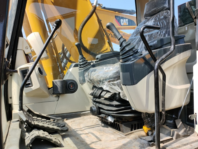 Cat Excavator with Hammer – 2007 Caterpillar 320C - Cabin view