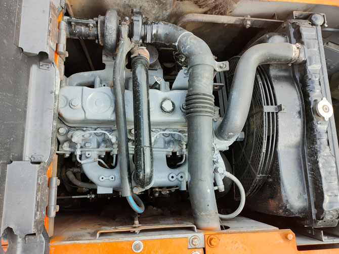 Hitachi EX120 for sale – used Japanese excavator - Engine view
