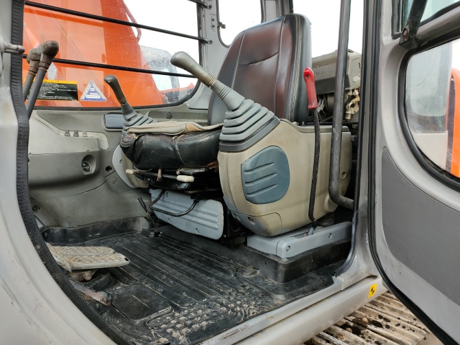 Hitachi EX120 for sale – used Japanese excavator - Cabin view