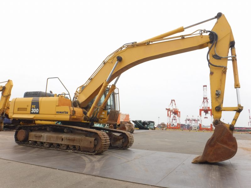 2014 Komatsu PC300 8 excavator for sale in excellent condition - Left side view 3
