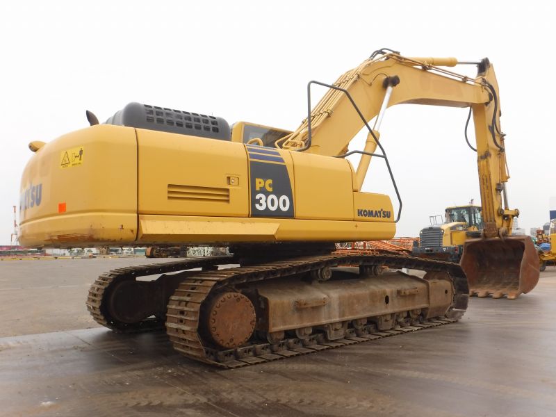 2014 Komatsu PC300 8 excavator for sale in excellent condition  - Right side view 2