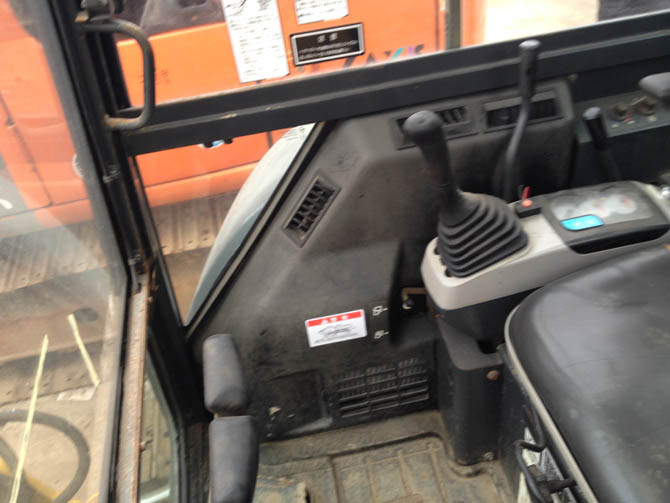 Komatsu PC35 For Sale – Mini Excavator Made in Japan - Cabin view