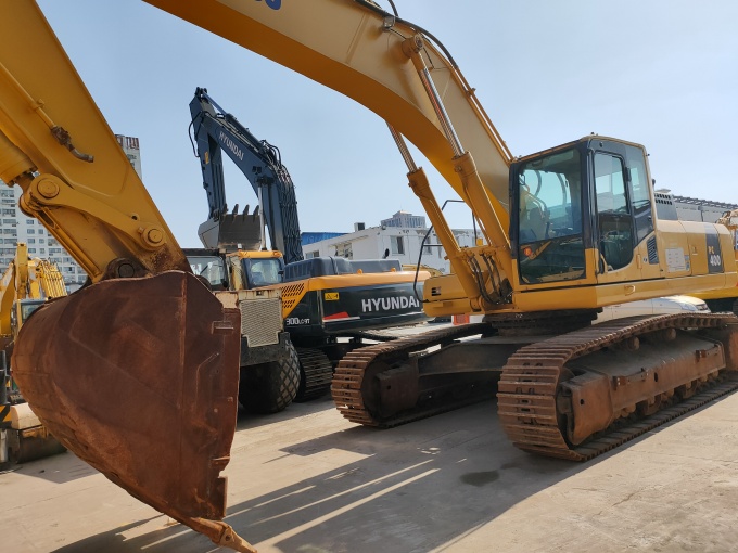 Komatsu PC400-8 For Sale – 5900 Hours – Made in Japan - Front left side view