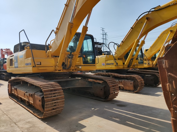 Komatsu PC400-8 For Sale – 5900 Hours – Made in Japan - Front right side view