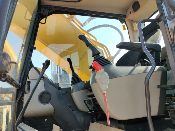 Komatsu PC400-8 For Sale – 5900 Hours – Made in Japan  - Cabin view
