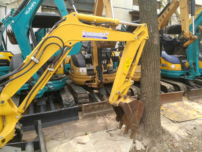 Komatsu PC20 For Sale – Japanese Mini Excavator in Excellent Condition  - Bucket and Boom