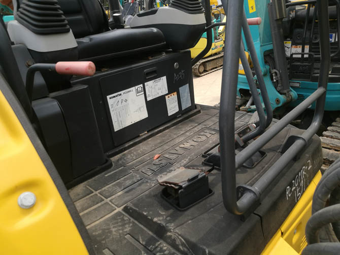 Komatsu PC20 For Sale – Japanese Mini Excavator in Excellent Condition - Cabin view