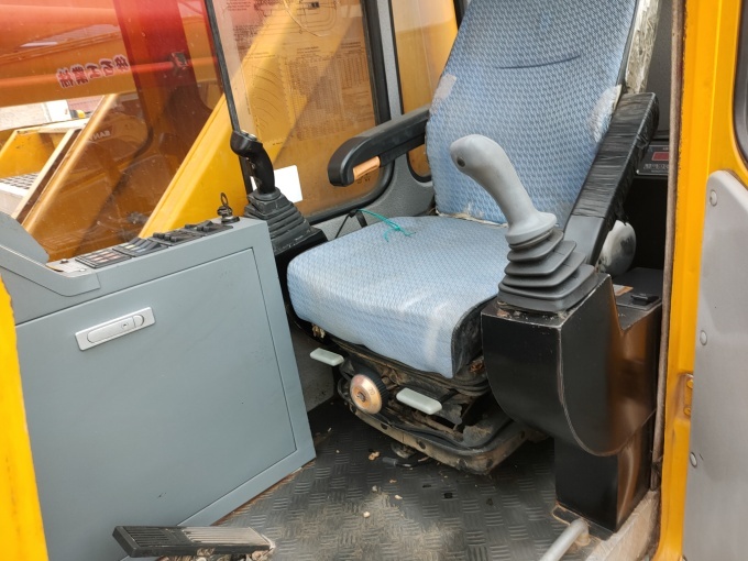 Sany STC750 For Sale – 2012 75 Ton Mobile Crane - Operating Cabin