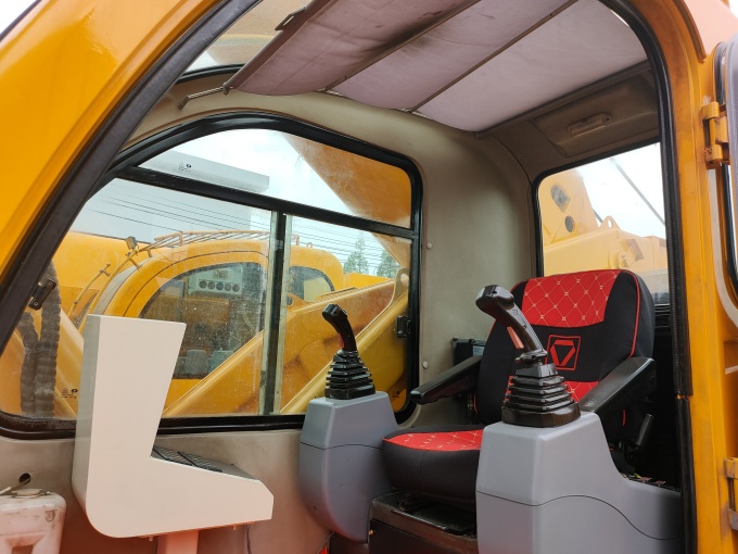 XCMG XCT75 For Sale 2017 model 75 ton truck crane - Operating cabin view