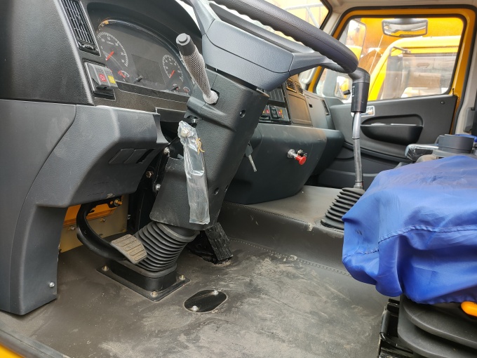 XCMG XCT75 For Sale 2017 model 75 ton truck crane - Driving Cabin