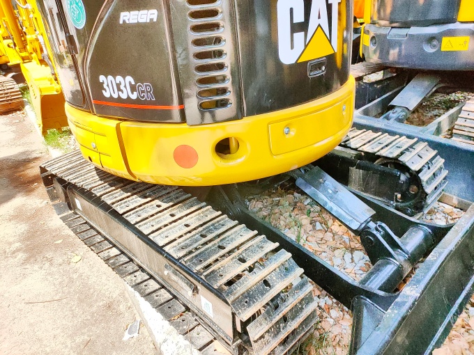 Cat 303C CR Excavator For Sale in excellent working condition, made in Japan