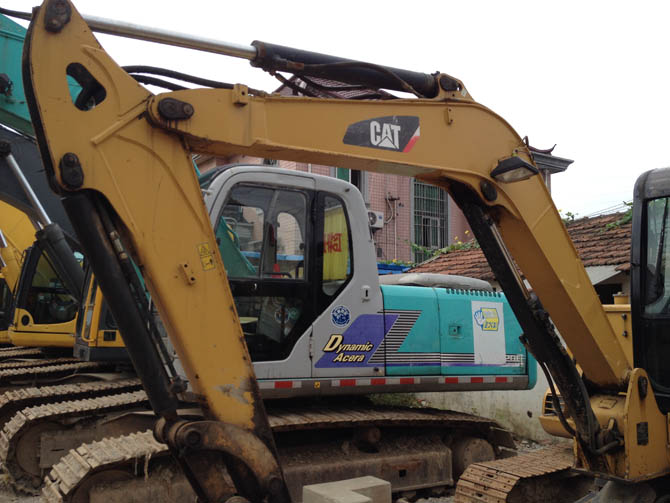 Caterpillar Cat 306 mini excavator for sale in excellent condition, 2012 model, Japan-made, priced FOB Shanghai.