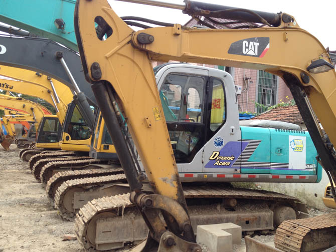Caterpillar Cat 306 mini excavator for sale in excellent condition, 2012 model, Japan-made, priced FOB Shanghai.