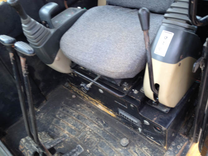 Caterpillar Cat 306 mini excavator for sale in excellent condition, 2012 model, Japan-made, priced FOB Shanghai.