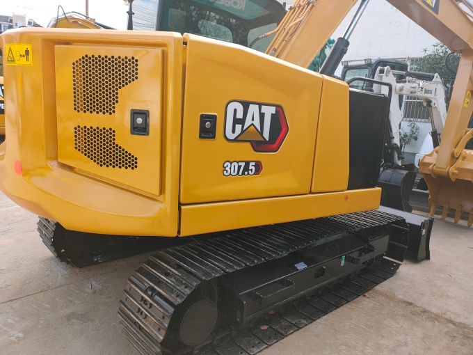 Cat 307.5 excavator for sale made in Japan with nice track shoes and blade