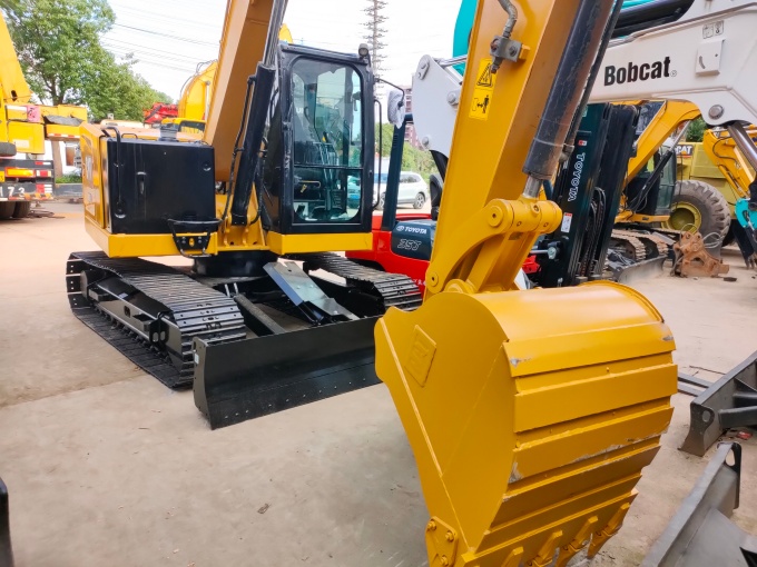 Cat 307.5 excavator for sale made in Japan with nice track shoes and blade