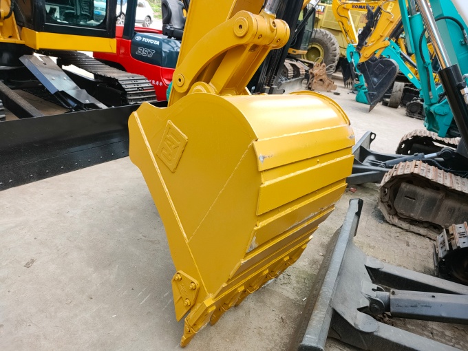 Cat 307.5 excavator for sale made in Japan with nice track shoes and blade