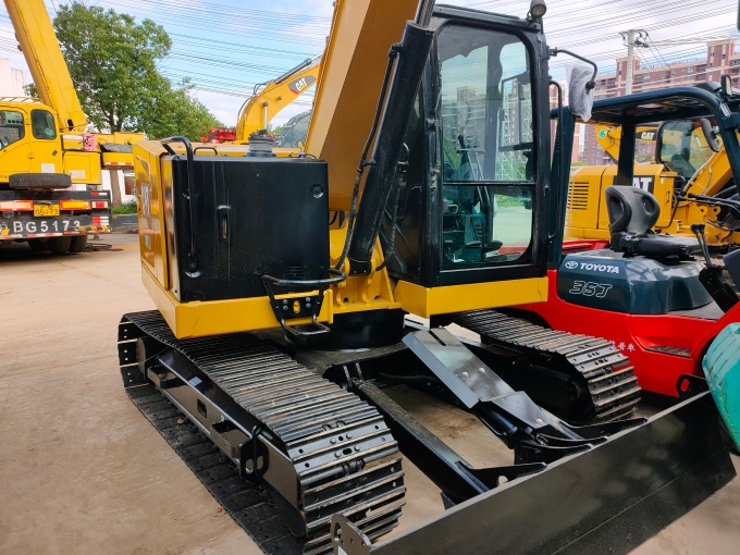Cat 307.5 excavator for sale made in Japan with nice track shoes and blade
