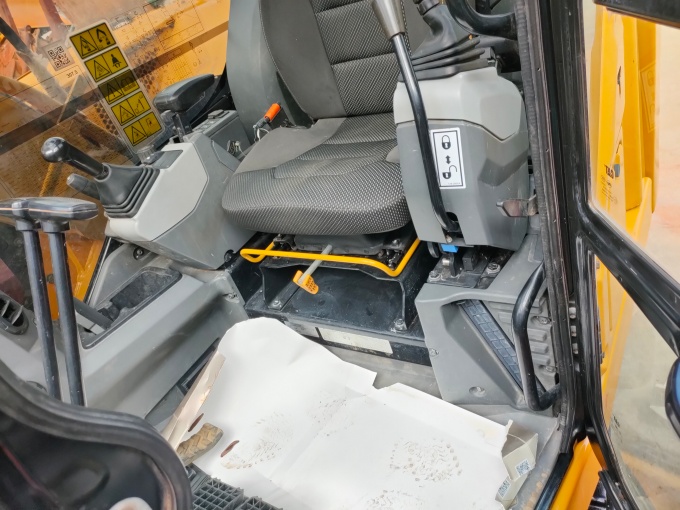 Cat 307.5 excavator for sale made in Japan with nice track shoes and blade