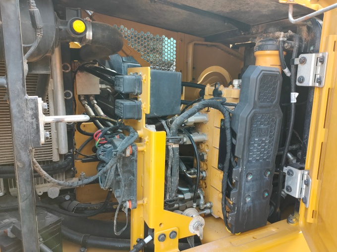 Cat 307.5 excavator for sale made in Japan with nice track shoes and blade