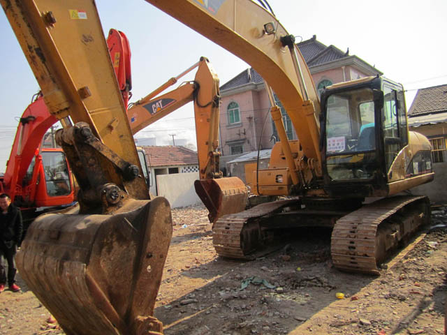 Original Cat 320C excavator in excellent working condition with original paint.