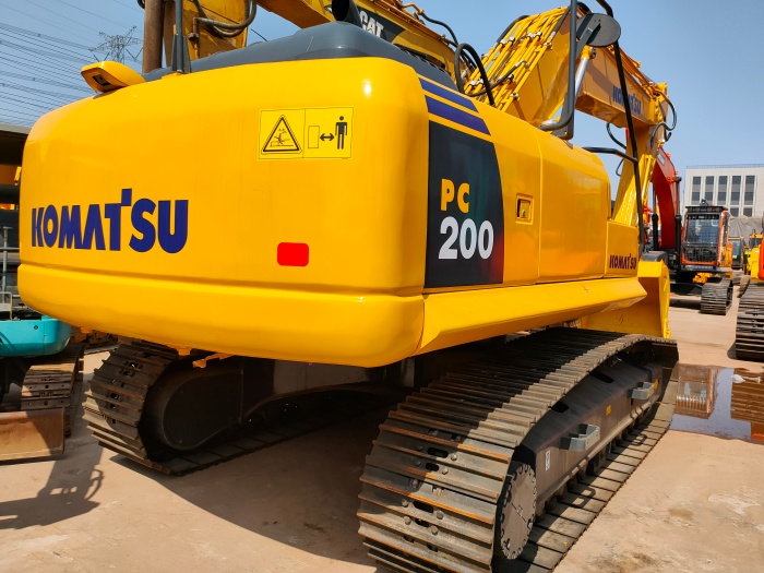Komatsu PC200 excavator sitting in a yard