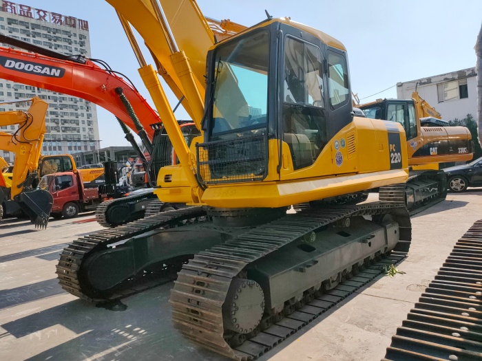 Komatsu PC220-7 excavator for sale, made in Japan, year 2007