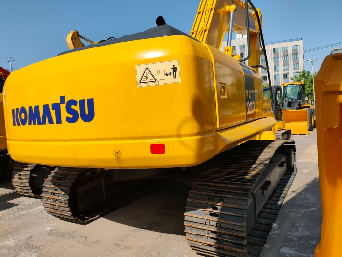 Komatsu PC220-7 excavator for sale, made in Japan, year 2007