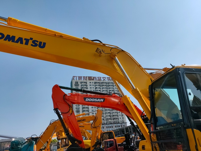 Komatsu PC220-7 excavator for sale, made in Japan, year 2007