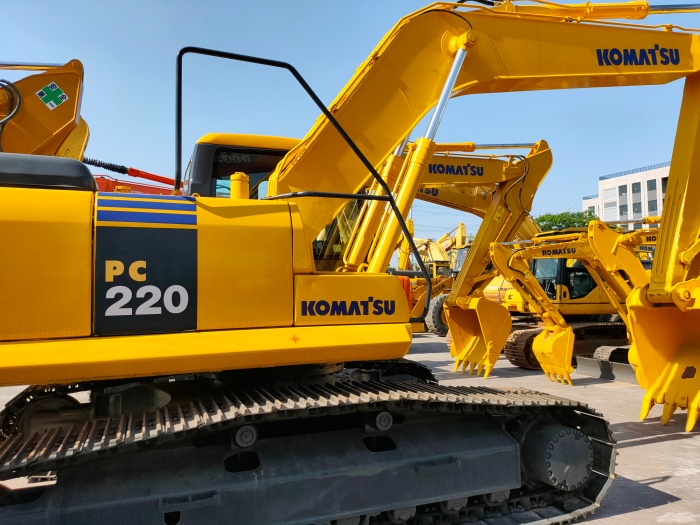 Komatsu PC220-7 excavator for sale, made in Japan, year 2007