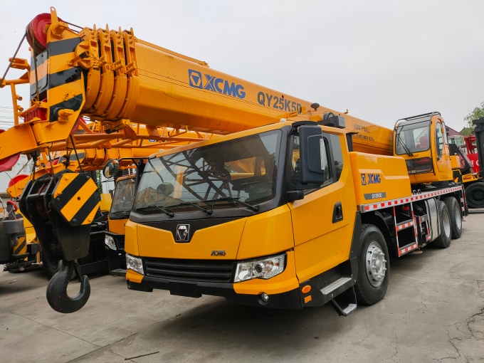 XCMG Crane QY25K For Sale with five-section boom and 25-ton lifting capacity