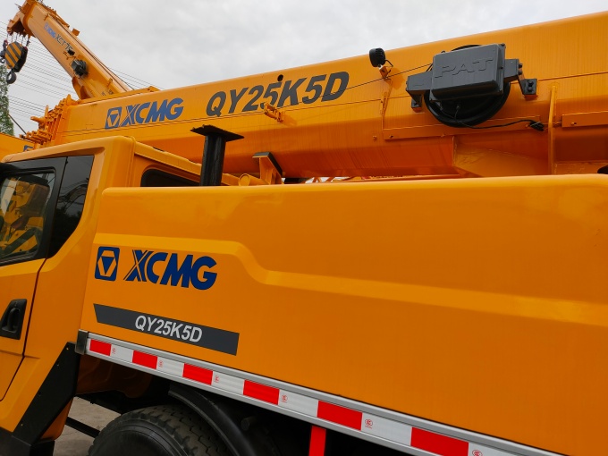 XCMG Crane QY25K For Sale with five-section boom and 25-ton lifting capacity
