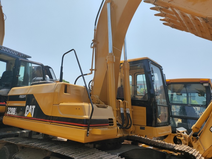 Cat 320BL Excavator for Sale powered by Cat 3066 engine, 2000 model