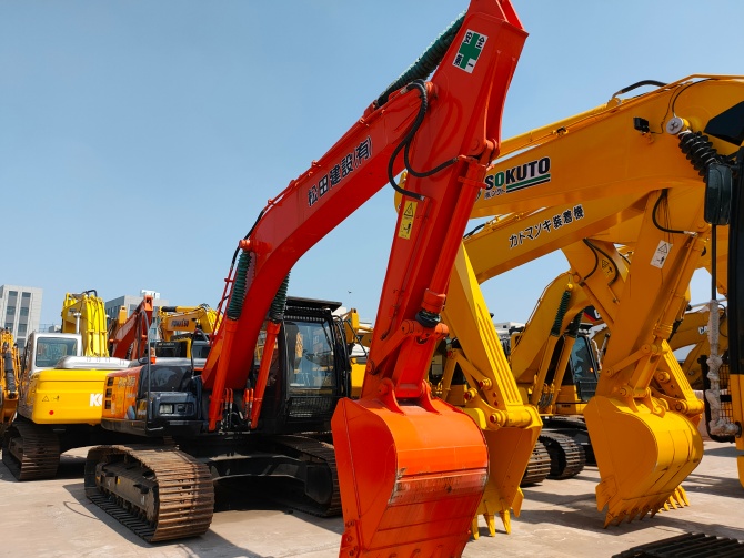 Hitachi ZX200 excavator 2012 model made in Japan in excellent working condition