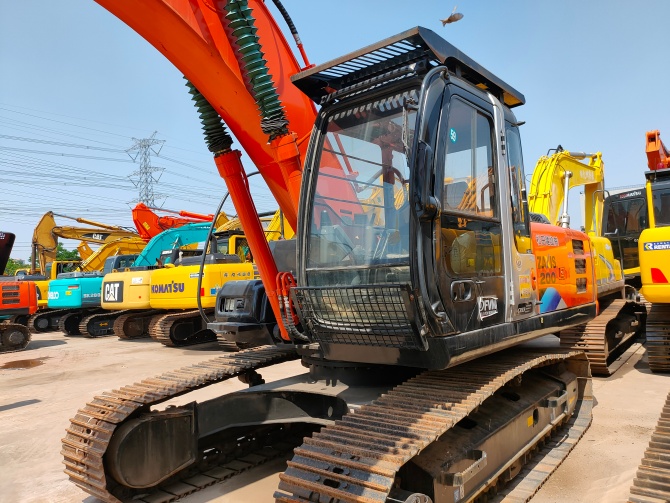 Hitachi ZX200 excavator 2012 model made in Japan in excellent working condition