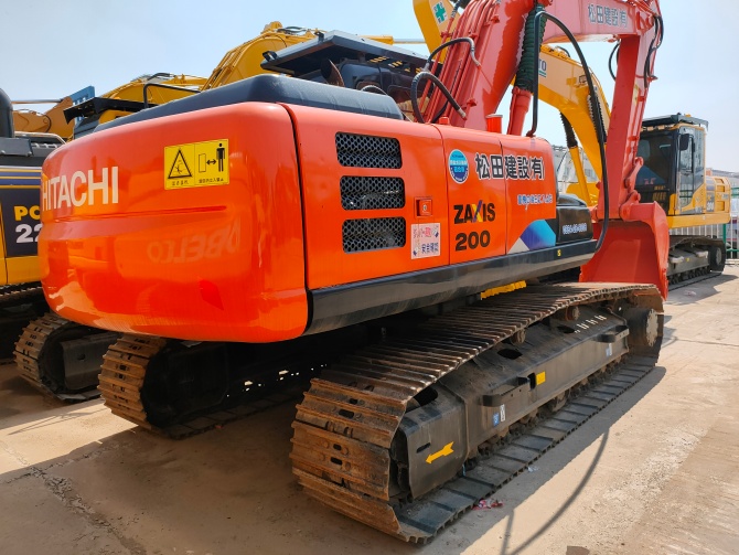 Hitachi ZX200 excavator 2012 model made in Japan in excellent working condition